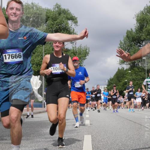 29.06.2025 - hella hamburg halbmarathon Luisa Fischer http://msf.ph/oto/8469400 29.06.2025 10:43:18 Kennedybrücke 17666, 106, 1221, 18212, 2019, 3237, 3515, 3808, 3882, 3883, 3884, 4173, 4752, 5229, 5876, 5877, 7455, 7456, 7524, 7675, 7850, 7984, 8612, 8865, 8866, 9747, 10626, 10818 meine-sportfotos.de