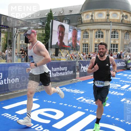 29.06.2025 - hella hamburg halbmarathon Michael Strokosch http://msf.ph/oto/8469419 29.06.2025 10:35:30 Ziel 1344, 1889, 4050, 10771, 10877, 11898, 15390, 15701, 15931, 15959, 16811, 19022 meine-sportfotos.de