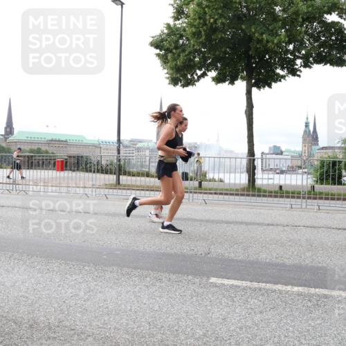 29.06.2025 - hella hamburg halbmarathon Lena Gebhardt http://msf.ph/oto/8469430 29.06.2025 10:32:52 Lombardsbrücke 1250, 5, 1078, 1199, 1237, 1324, 1640, 1732, 2059, 2276, 2959, 3391, 3422, 3653, 3660, 3670, 3708, 3753, 3871, 4030, 4096, 4446, 4555, 4650, 4857, 5110, 5581, 5783, 5871, 5917, 5941, 6040, 6228, 6312, 6315, 6861, 7308, 7309, 7387, 7468, 7531, 7633, 7702, 7749, 7750, 7982, 8170, 8303, 8625, 8839, 8840, 8993, 9010, 9034, 9143, 9188, 9471, 9542, 9768, 10002, 10013, 10048, 10277, 11260, 11756, 12039, 12423, 12424, 14305, 14743, 15951 meine-sportfotos.de