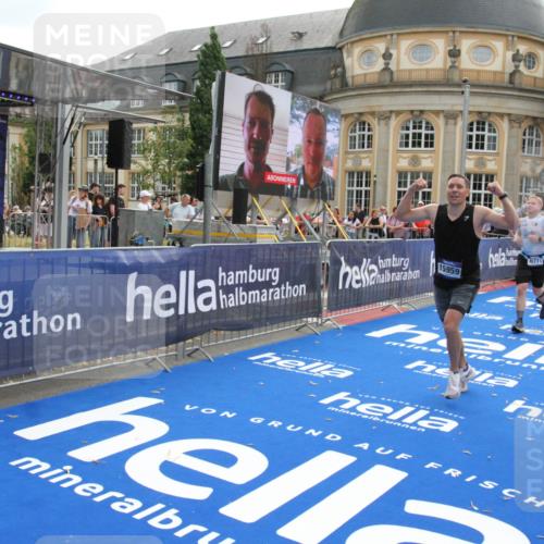 29.06.2025 - hella hamburg halbmarathon Michael Strokosch http://msf.ph/oto/8469467 29.06.2025 10:35:32 Ziel 1344, 1889, 4050, 5269, 10771, 15390, 15931, 15959, 16695, 16811, 17612, 17826, 19022 meine-sportfotos.de