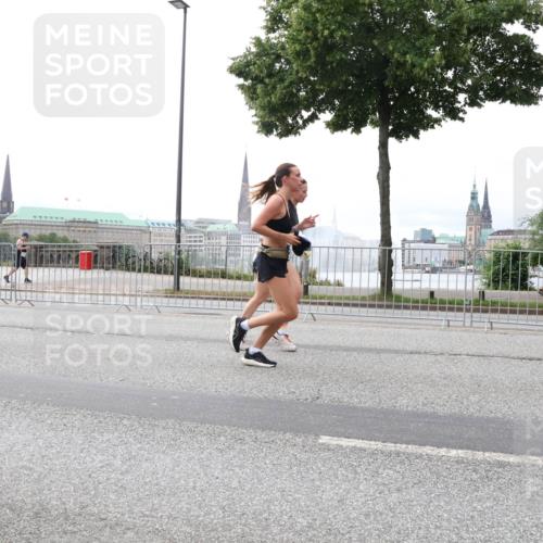 29.06.2025 - hella hamburg halbmarathon Lena Gebhardt http://msf.ph/oto/8469481 29.06.2025 10:32:52 Lombardsbrücke 12508, 1078, 1199, 1237, 1324, 1640, 1732, 2059, 2276, 2959, 3391, 3422, 3653, 3660, 3670, 3708, 3753, 3871, 4030, 4096, 4446, 4555, 4650, 4857, 5110, 5581, 5783, 5871, 5917, 5941, 6040, 6228, 6312, 6315, 6861, 7308, 7309, 7387, 7468, 7531, 7633, 7702, 7749, 7750, 7982, 8170, 8303, 8625, 8839, 8840, 8993, 9010, 9034, 9143, 9188, 9471, 9542, 9768, 10002, 10013, 10048, 10277, 11260, 11756, 12039, 12423, 12424, 14305, 14743, 15951 meine-sportfotos.de