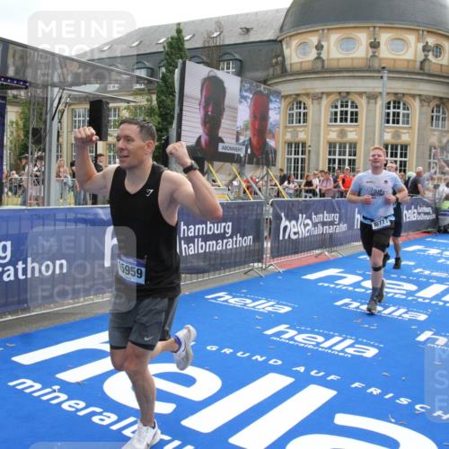 29.06.2025 - hella hamburg halbmarathon Michael Strokosch http://msf.ph/oto/8469492 29.06.2025 10:35:33 Ziel 1344, 1889, 4050, 5269, 10771, 15959, 16695, 16811, 17612, 17826, 19022 meine-sportfotos.de
