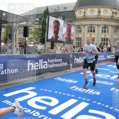 29.06.2025 - hella hamburg halbmarathon Michael Strokosch http://msf.ph/oto/8469506 29.06.2025 10:35:33 Ziel 1344, 1889, 4050, 5269, 10771, 15959, 16695, 16811, 17612, 17826, 19022 meine-sportfotos.de