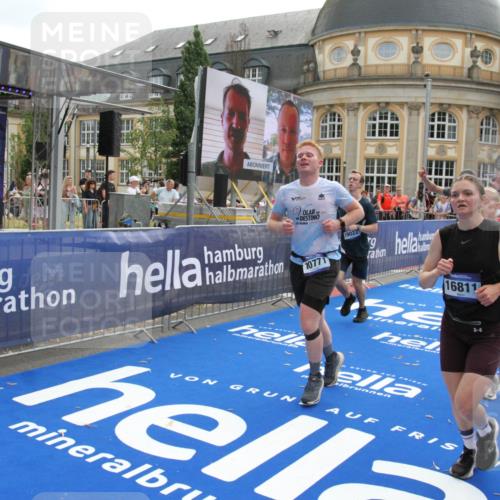 29.06.2025 - hella hamburg halbmarathon Michael Strokosch http://msf.ph/oto/8469518 29.06.2025 10:35:33 Ziel 1344, 1889, 4050, 5269, 10771, 15959, 16695, 16811, 17612, 17826, 19022 meine-sportfotos.de