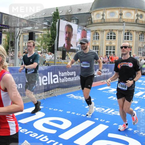 29.06.2025 - hella hamburg halbmarathon Michael Strokosch http://msf.ph/oto/8469567 29.06.2025 10:35:34 Ziel 1344, 1889, 4050, 5269, 10384, 10771, 15959, 16695, 16811, 17612, 17826, 19022 meine-sportfotos.de