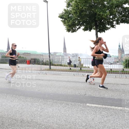 29.06.2025 - hella hamburg halbmarathon Lena Gebhardt http://msf.ph/oto/8469575 29.06.2025 10:32:52 Lombardsbrücke 1078, 1199, 1237, 1324, 1640, 1732, 2059, 2276, 2959, 3391, 3422, 3653, 3660, 3670, 3708, 3753, 3871, 4030, 4096, 4446, 4555, 4650, 4857, 5110, 5581, 5783, 5871, 5917, 5941, 6040, 6228, 6312, 6315, 6861, 7308, 7309, 7387, 7468, 7531, 7633, 7702, 7749, 7750, 7982, 8170, 8303, 8625, 8839, 8840, 8993, 9010, 9034, 9143, 9188, 9471, 9542, 9768, 10002, 10013, 10048, 10277, 11260, 11756, 12039, 12423, 12424, 14305, 14743, 15951 meine-sportfotos.de