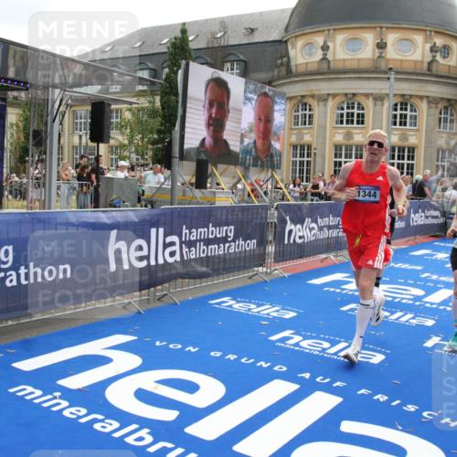 29.06.2025 - hella hamburg halbmarathon Michael Strokosch http://msf.ph/oto/8469606 29.06.2025 10:35:36 Ziel 1344, 1889, 4050, 5269, 10384, 10771, 16123, 16695, 16811, 17612, 17826, 18841, 19022 meine-sportfotos.de