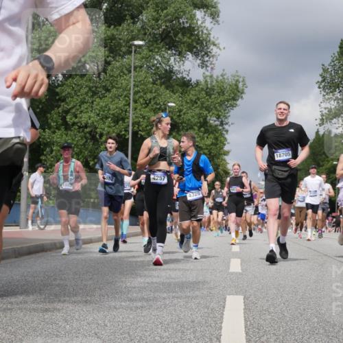 29.06.2025 - hella hamburg halbmarathon Luisa Fischer http://msf.ph/oto/8469612 29.06.2025 10:43:25 Kennedybrücke 1982, 882, 275, 4257, 4320, 18705, 8107, 17116, 1058, 2019, 2888, 3237, 3808, 5229, 5263, 5701, 5876, 5877, 5901, 6866, 6876, 7455, 7456, 7675, 7850, 7984, 8107, 8391, 10806 meine-sportfotos.de