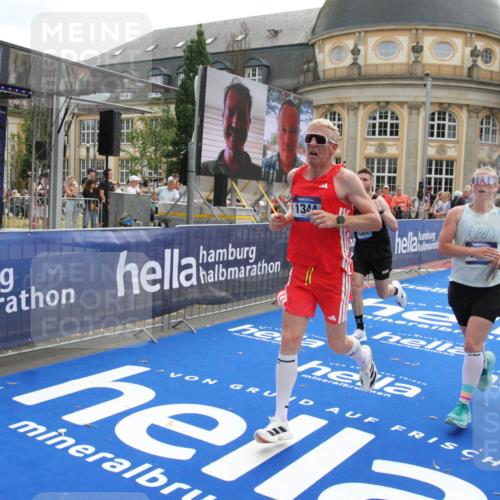 29.06.2025 - hella hamburg halbmarathon Michael Strokosch http://msf.ph/oto/8469619 29.06.2025 10:35:37 Ziel 1344, 5269, 10384, 16123, 16695, 17612, 17826, 18841, 19022 meine-sportfotos.de