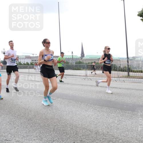 29.06.2025 - hella hamburg halbmarathon Lena Gebhardt http://msf.ph/oto/8469633 29.06.2025 10:32:52 Lombardsbrücke 09, 542, 7308, 12, 9628, 12508, 1078, 1199, 1237, 1324, 1640, 1732, 2059, 2276, 2959, 3391, 3422, 3653, 3660, 3670, 3708, 3753, 3871, 4030, 4096, 4446, 4555, 4650, 4857, 5110, 5581, 5783, 5871, 5917, 5941, 6040, 6228, 6312, 6315, 6861, 7308, 7309, 7387, 7468, 7531, 7633, 7702, 7749, 7750, 7982, 8170, 8303, 8625, 8839, 8840, 8993, 9010, 9034, 9143, 9188, 9471, 9542, 9768, 10002, 10013, 10048, 10277, 11260, 11756, 12039, 12423, 12424, 14305, 14743, 15951 meine-sportfotos.de
