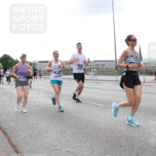 29.06.2025 - hella hamburg halbmarathon Lena Gebhardt http://msf.ph/oto/8469706 29.06.2025 10:32:53 Lombardsbrücke 17041, 7309, 7308, 9628, 1237, 1078, 1199, 1237, 1324, 1640, 1732, 2059, 2276, 2959, 3391, 3422, 3653, 3660, 3670, 3708, 3753, 3871, 4030, 4096, 4446, 4555, 4650, 5110, 5180, 5581, 5783, 5871, 5917, 5941, 6040, 6228, 6312, 6315, 6861, 7308, 7309, 7387, 7468, 7531, 7633, 7702, 7749, 7750, 7982, 8170, 8303, 8625, 8839, 8840, 9010, 9034, 9143, 9188, 9471, 9542, 9768, 10002, 10013, 10048, 10277, 11229, 11260, 11756, 12039, 12423, 12424, 14305, 14743, 15951 meine-sportfotos.de