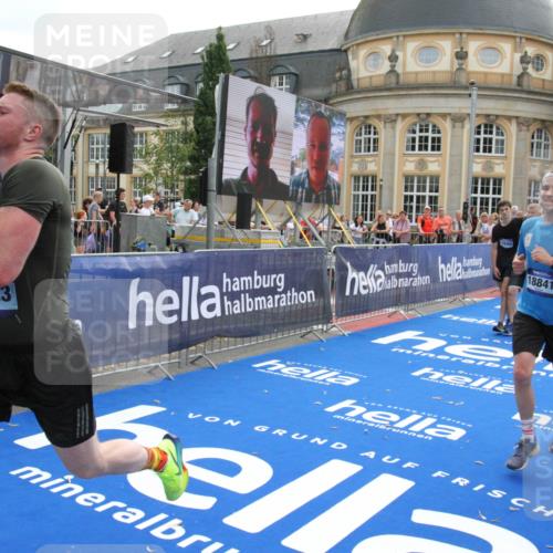 29.06.2025 - hella hamburg halbmarathon Michael Strokosch http://msf.ph/oto/8469812 29.06.2025 10:35:42 Ziel 4062, 10384, 12462, 12899, 14841, 16123, 18841 meine-sportfotos.de