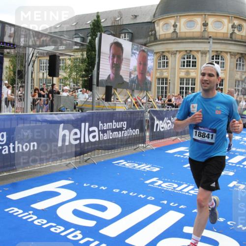 29.06.2025 - hella hamburg halbmarathon Michael Strokosch http://msf.ph/oto/8469840 29.06.2025 10:35:43 Ziel 4062, 10384, 12462, 12899, 14841, 16123, 18841 meine-sportfotos.de