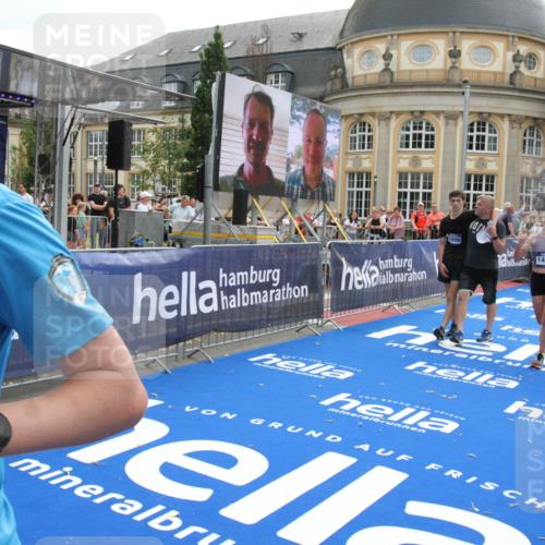 29.06.2025 - hella hamburg halbmarathon Michael Strokosch http://msf.ph/oto/8469877 29.06.2025 10:35:43 Ziel 4062, 10384, 12462, 12899, 14841, 16123, 18841 meine-sportfotos.de