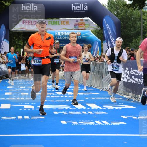 29.06.2025 - hella hamburg halbmarathon Strokosch-Dieckow http://msf.ph/oto/8469939 29.06.2025 10:46:41 Ziel 1920, 1942, 3976, 6630, 9051, 11858, 13525, 13554, 13940, 14541, 15026, 15133, 15714, 15900, 16175, 17353, 17669, 17743, 17865, 18297, 19128 meine-sportfotos.de