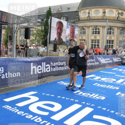 29.06.2025 - hella hamburg halbmarathon Michael Strokosch http://msf.ph/oto/8470064 29.06.2025 10:35:45 Ziel 4062, 12462, 12899, 14841, 16119, 18841 meine-sportfotos.de