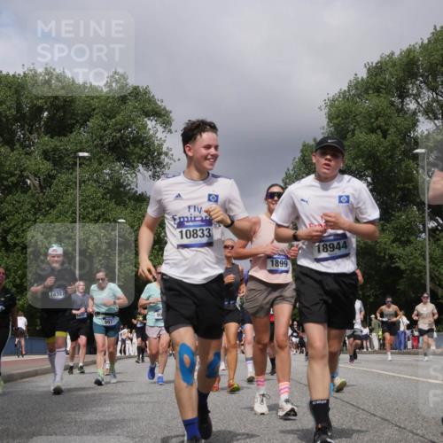 29.06.2025 - hella hamburg halbmarathon Luisa Fischer http://msf.ph/oto/8470073 29.06.2025 10:43:38 Kennedybrücke 10849, 14327, 18101, 9971, 10833, 18944, 1899, 23, 1291, 1586, 1899, 2109, 2254, 2515, 2572, 3607, 4271, 5654, 5702, 5975, 6673, 6920, 7174, 8984, 9187, 9468, 9495, 9977, 10833 meine-sportfotos.de