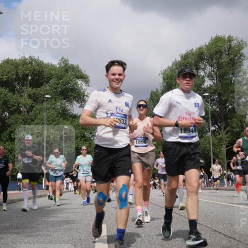 29.06.2025 - hella hamburg halbmarathon Luisa Fischer http://msf.ph/oto/8470098 29.06.2025 10:43:38 Kennedybrücke 10849, 14327, 9974, 833, 1899, 18944, 2515, 4271, 9468, 12, 1291, 1586, 1899, 2109, 2254, 2515, 2572, 3607, 4271, 5654, 5702, 5975, 6673, 6920, 7174, 8984, 9187, 9468, 9495, 9977, 10833 meine-sportfotos.de