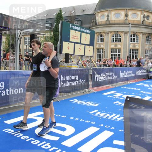 29.06.2025 - hella hamburg halbmarathon Michael Strokosch http://msf.ph/oto/8470135 29.06.2025 10:35:47 Ziel 4062, 12462, 12899, 14841, 16119 meine-sportfotos.de