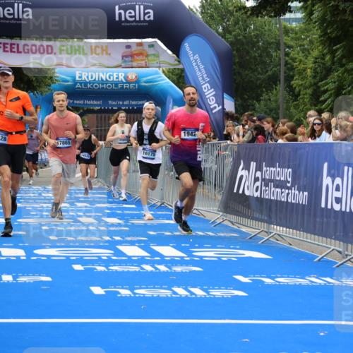 29.06.2025 - hella hamburg halbmarathon Strokosch-Dieckow http://msf.ph/oto/8470166 29.06.2025 10:46:40 Ziel 1920, 1942, 3976, 6630, 9051, 11858, 13525, 13554, 14541, 15026, 15133, 15206, 15714, 15900, 16175, 17353, 17669, 17743, 17865, 18297, 19128 meine-sportfotos.de