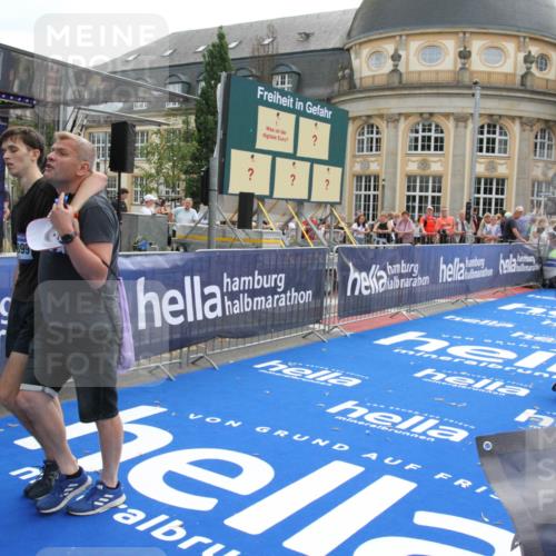 29.06.2025 - hella hamburg halbmarathon Michael Strokosch http://msf.ph/oto/8470170 29.06.2025 10:35:48 Ziel 12462, 12899, 16119 meine-sportfotos.de