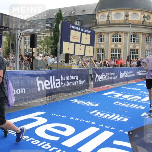 29.06.2025 - hella hamburg halbmarathon Michael Strokosch http://msf.ph/oto/8470201 29.06.2025 10:35:48 Ziel 12462, 12899, 16119 meine-sportfotos.de