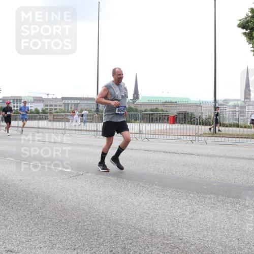 29.06.2025 - hella hamburg halbmarathon Lena Gebhardt http://msf.ph/oto/8470224 29.06.2025 10:32:55 Lombardsbrücke 14347, 17041, 9542, 1078, 1199, 1237, 1324, 1640, 1732, 2038, 2054, 2059, 2276, 2959, 3391, 3422, 3653, 3660, 3670, 3708, 3753, 3871, 4030, 4096, 4446, 4555, 4650, 5110, 5180, 5581, 5783, 5871, 5917, 5941, 6040, 6228, 6312, 6315, 6861, 7308, 7309, 7387, 7531, 7633, 7702, 7749, 7750, 7982, 8170, 8595, 8625, 8839, 9010, 9034, 9143, 9188, 9289, 9471, 9542, 9768, 10002, 10013, 10048, 10277, 11229, 11260, 11713, 11756, 12039, 12423, 12424, 14305, 14743, 15951 meine-sportfotos.de