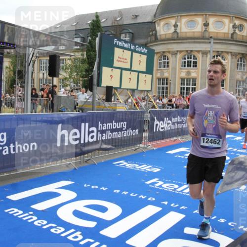 29.06.2025 - hella hamburg halbmarathon Michael Strokosch http://msf.ph/oto/8470275 29.06.2025 10:35:49 Ziel 3843, 12462, 12899, 16119 meine-sportfotos.de
