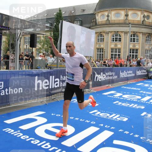 29.06.2025 - hella hamburg halbmarathon Michael Strokosch http://msf.ph/oto/8470364 29.06.2025 10:35:51 Ziel 3843, 13252, 15161, 16119 meine-sportfotos.de