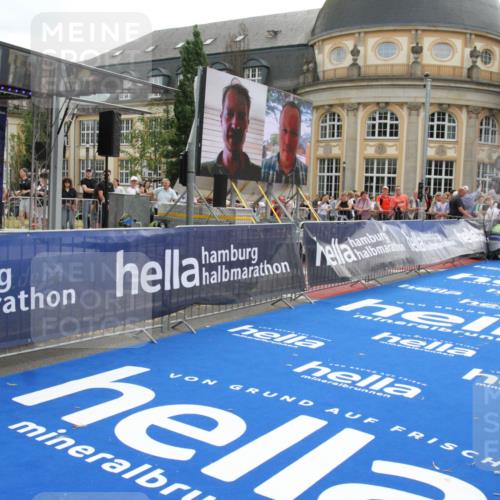 29.06.2025 - hella hamburg halbmarathon Michael Strokosch http://msf.ph/oto/8470373 29.06.2025 10:35:53 Ziel 3843, 13252, 15161, 16119 meine-sportfotos.de