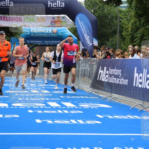 29.06.2025 - hella hamburg halbmarathon Strokosch-Dieckow http://msf.ph/oto/8470382 29.06.2025 10:46:40 Ziel 1920, 1942, 3976, 6630, 9051, 11858, 13525, 13554, 14541, 15026, 15133, 15206, 15714, 15900, 16175, 17353, 17669, 17743, 17865, 18297, 19128 meine-sportfotos.de