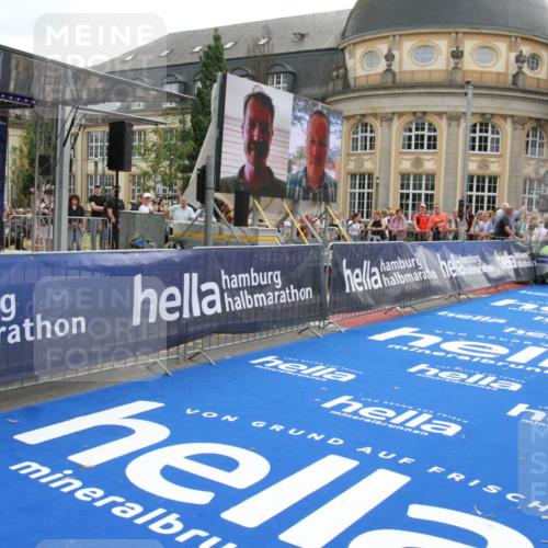29.06.2025 - hella hamburg halbmarathon Michael Strokosch http://msf.ph/oto/8470393 29.06.2025 10:35:54 Ziel 3843, 13252, 15161 meine-sportfotos.de