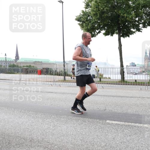 29.06.2025 - hella hamburg halbmarathon Lena Gebhardt http://msf.ph/oto/8470406 29.06.2025 10:32:56 Lombardsbrücke 954, 1078, 1199, 1237, 1324, 1732, 2038, 2054, 2059, 2276, 2959, 3391, 3422, 3653, 3660, 3670, 3708, 3753, 3871, 4030, 4096, 4446, 4555, 4650, 5110, 5180, 5581, 5783, 5871, 5917, 6040, 6228, 6312, 6315, 6861, 7308, 7309, 7387, 7531, 7633, 7702, 7749, 7750, 7982, 8170, 8595, 8839, 9010, 9034, 9143, 9188, 9289, 9471, 9542, 9768, 10002, 10013, 10048, 10277, 11229, 11260, 11713, 11756, 12039, 12423, 12424, 14305, 14743, 15951 meine-sportfotos.de
