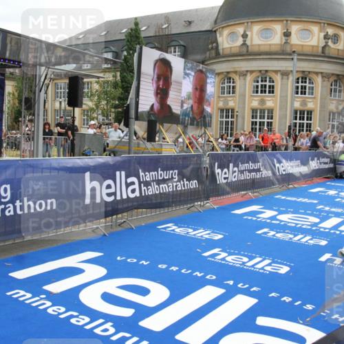 29.06.2025 - hella hamburg halbmarathon Michael Strokosch http://msf.ph/oto/8470412 29.06.2025 10:35:55 Ziel 3843, 13252, 15161 meine-sportfotos.de