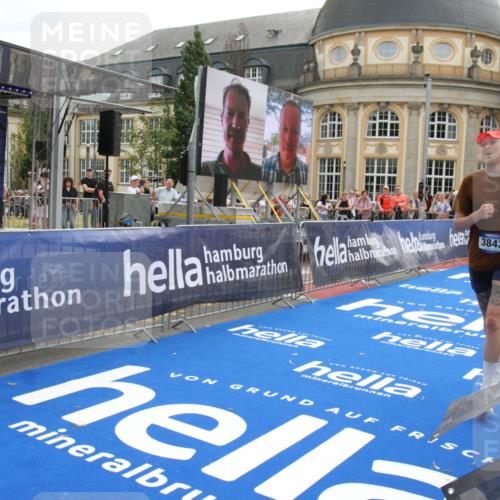 29.06.2025 - hella hamburg halbmarathon Michael Strokosch http://msf.ph/oto/8470422 29.06.2025 10:35:55 Ziel 3843, 13252, 15161 meine-sportfotos.de
