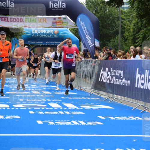 29.06.2025 - hella hamburg halbmarathon Strokosch-Dieckow http://msf.ph/oto/8470435 29.06.2025 10:46:40 Ziel 1920, 1942, 3976, 6630, 9051, 11858, 13525, 13554, 14541, 15026, 15133, 15206, 15714, 15900, 16175, 17353, 17669, 17743, 17865, 18297, 19128 meine-sportfotos.de