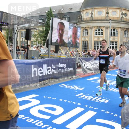 29.06.2025 - hella hamburg halbmarathon Michael Strokosch http://msf.ph/oto/8470441 29.06.2025 10:35:56 Ziel 3843, 13252, 15161 meine-sportfotos.de