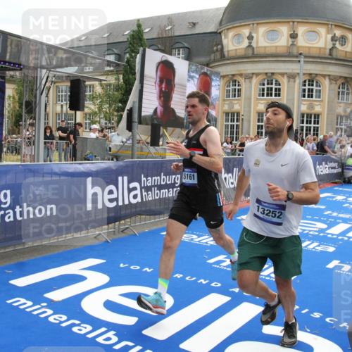 29.06.2025 - hella hamburg halbmarathon Michael Strokosch http://msf.ph/oto/8470450 29.06.2025 10:35:57 Ziel 3843, 13252, 15161 meine-sportfotos.de