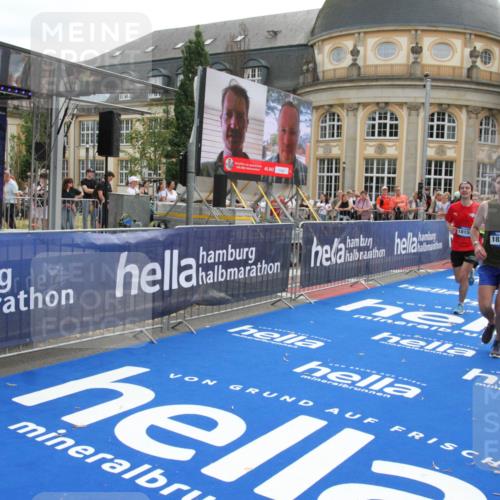 29.06.2025 - hella hamburg halbmarathon Michael Strokosch http://msf.ph/oto/8470478 29.06.2025 10:36:06 Ziel 2399, 9313, 10477, 12168, 12488, 13419, 14875, 17217, 18156, 18259 meine-sportfotos.de