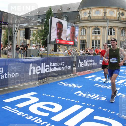 29.06.2025 - hella hamburg halbmarathon Michael Strokosch http://msf.ph/oto/8470503 29.06.2025 10:36:06 Ziel 2399, 9313, 10477, 12168, 12488, 13419, 14875, 17217, 18156, 18259 meine-sportfotos.de