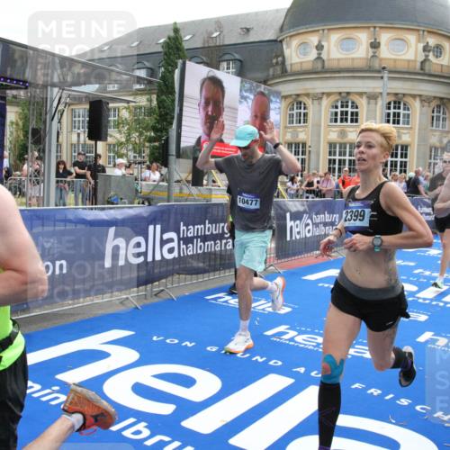 29.06.2025 - hella hamburg halbmarathon Michael Strokosch http://msf.ph/oto/8470567 29.06.2025 10:36:09 Ziel 2399, 6032, 6990, 9313, 10477, 12168, 12447, 12488, 13419, 14875, 17078, 17217, 18156, 18259, 18600 meine-sportfotos.de