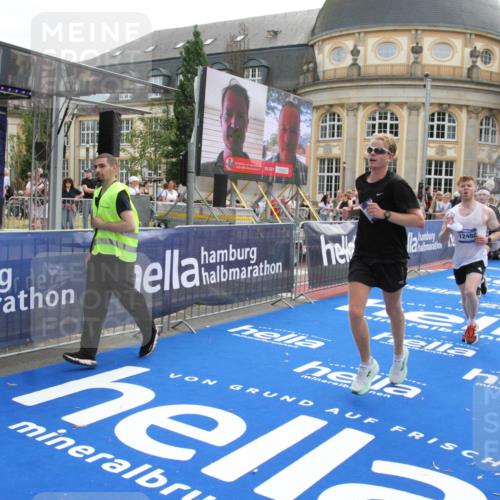 29.06.2025 - hella hamburg halbmarathon Michael Strokosch http://msf.ph/oto/8470605 29.06.2025 10:36:10 Ziel 2399, 6032, 6990, 9313, 10477, 12168, 12447, 12488, 13419, 14875, 17078, 17217, 17691, 18156, 18600 meine-sportfotos.de
