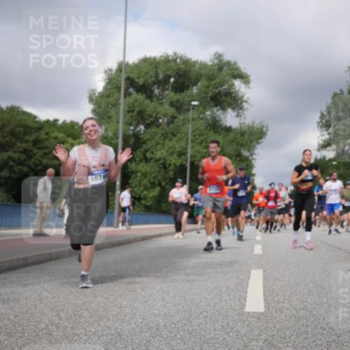 29.06.2025 - hella hamburg halbmarathon Luisa Fischer http://msf.ph/oto/8470611 29.06.2025 10:43:52 Kennedybrücke 16744, 13030, 1037, 2299, 3293, 3432, 3810, 4612, 5059, 5351, 6229, 6363, 8739, 8815, 9195, 9946, 10166, 10474 meine-sportfotos.de