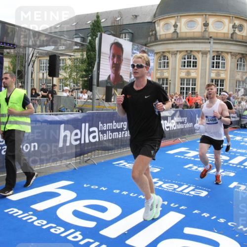 29.06.2025 - hella hamburg halbmarathon Michael Strokosch http://msf.ph/oto/8470614 29.06.2025 10:36:10 Ziel 2399, 6032, 6990, 9313, 10477, 12168, 12447, 12488, 13419, 14875, 17078, 17217, 17691, 18156, 18600 meine-sportfotos.de