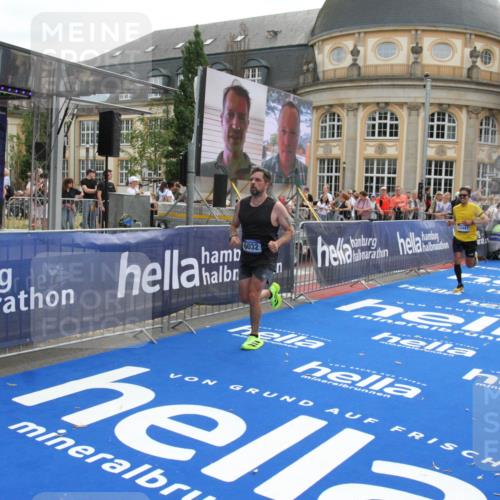 29.06.2025 - hella hamburg halbmarathon Michael Strokosch http://msf.ph/oto/8470696 29.06.2025 10:36:13 Ziel 2774, 6032, 6990, 12168, 12447, 12488, 14601, 14875, 15115, 17078, 17329, 17691, 18600 meine-sportfotos.de