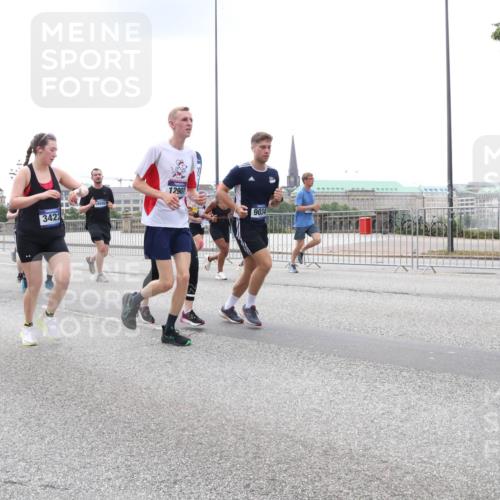 29.06.2025 - hella hamburg halbmarathon Lena Gebhardt http://msf.ph/oto/8470813 29.06.2025 10:32:58 Lombardsbrücke 15997, 16702, 13789, 12907, 3422, 9034, 1078, 1199, 1237, 1324, 1732, 1764, 2038, 2054, 2059, 2085, 2276, 2959, 3391, 3422, 3660, 3670, 3708, 3753, 3871, 4030, 4096, 4446, 4555, 4650, 5110, 5180, 5581, 5783, 5871, 5917, 6040, 6228, 6773, 6861, 7308, 7309, 7387, 7531, 7633, 7749, 7750, 7982, 8170, 8595, 8839, 9010, 9034, 9143, 9188, 9289, 9471, 9542, 9768, 10013, 10048, 10277, 11229, 11260, 11713, 11756, 11826, 12039, 12423, 12424, 14305, 14743, 15951 meine-sportfotos.de