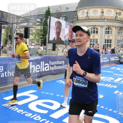 29.06.2025 - hella hamburg halbmarathon Michael Strokosch http://msf.ph/oto/8470854 29.06.2025 10:36:16 Ziel 2774, 6032, 6829, 6990, 6993, 12447, 13991, 14601, 15115, 15348, 17078, 17329, 17691, 18600 meine-sportfotos.de