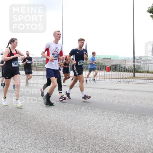 29.06.2025 - hella hamburg halbmarathon Lena Gebhardt http://msf.ph/oto/8470858 29.06.2025 10:32:58 Lombardsbrücke 15997, 16702, 13789, 342, 12907, 9034, 1078, 1199, 1237, 1324, 1732, 1764, 2038, 2054, 2059, 2085, 2276, 2959, 3391, 3422, 3660, 3670, 3708, 3753, 3871, 4030, 4096, 4446, 4555, 4650, 5110, 5180, 5581, 5783, 5871, 5917, 6040, 6228, 6773, 6861, 7308, 7309, 7387, 7531, 7633, 7749, 7750, 7982, 8170, 8595, 8839, 9010, 9034, 9143, 9188, 9289, 9471, 9542, 9768, 10013, 10048, 10277, 11229, 11260, 11713, 11756, 11826, 12039, 12423, 12424, 14305, 14743, 15951 meine-sportfotos.de