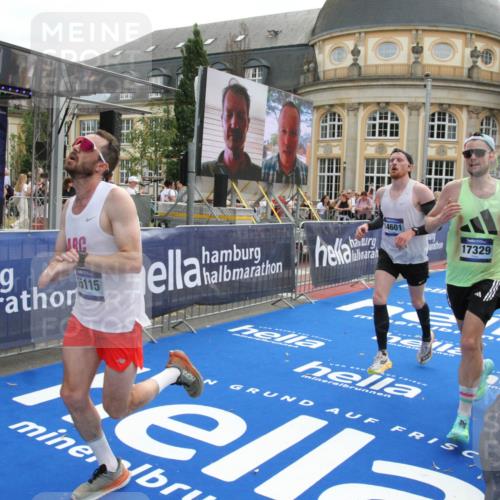 29.06.2025 - hella hamburg halbmarathon Michael Strokosch http://msf.ph/oto/8470946 29.06.2025 10:36:19 Ziel 2774, 6829, 6993, 13991, 14601, 15115, 15348, 16158, 17329, 17691 meine-sportfotos.de