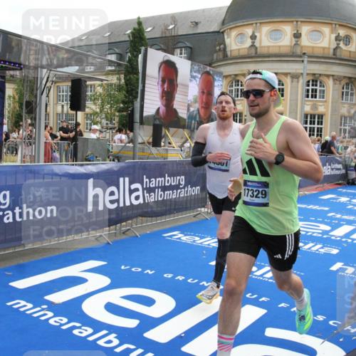29.06.2025 - hella hamburg halbmarathon Michael Strokosch http://msf.ph/oto/8470978 29.06.2025 10:36:19 Ziel 2774, 6829, 6993, 13991, 14601, 15115, 15348, 16158, 17329, 17691 meine-sportfotos.de